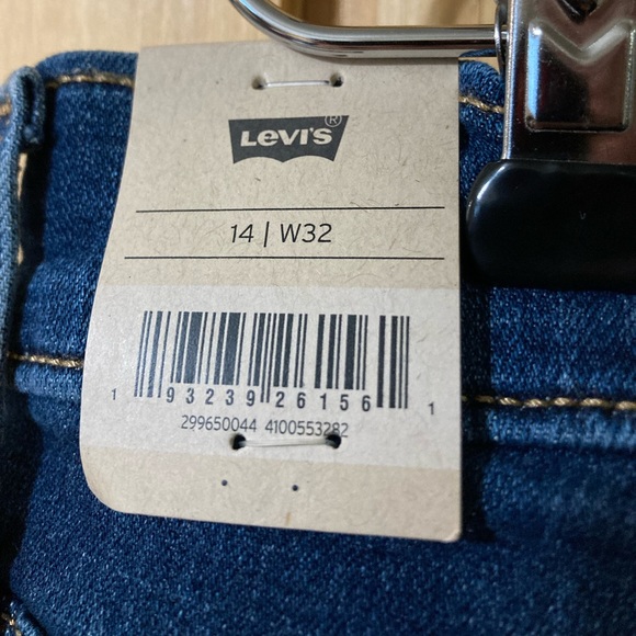 NWT - Levi’s women’s size 14/32 mid-length cuffed denim shorts - Picture 6 of 6